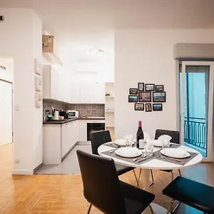 Sweethome Ampio Bilocale In Centro Con Parcheggio Gratuito Coperto Vicino A Stazione Como-milano Erba
